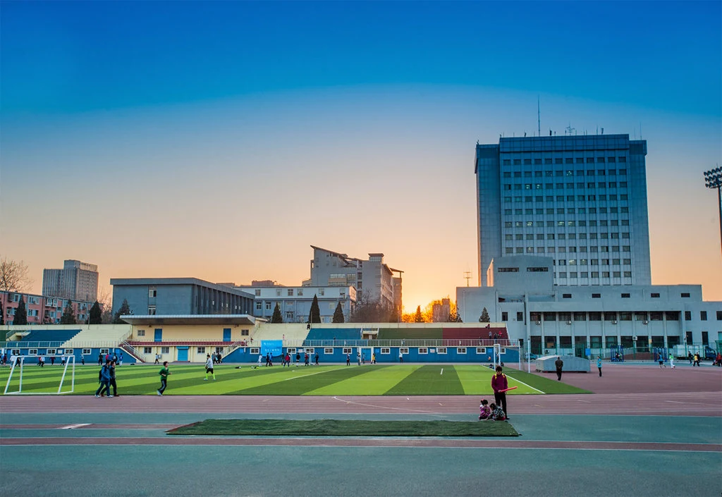夕阳中的北京邮电大学运动场